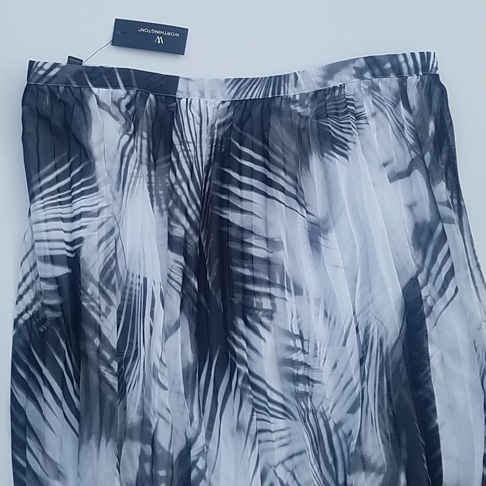 NWT, pleated skirt, black/white palms pattern